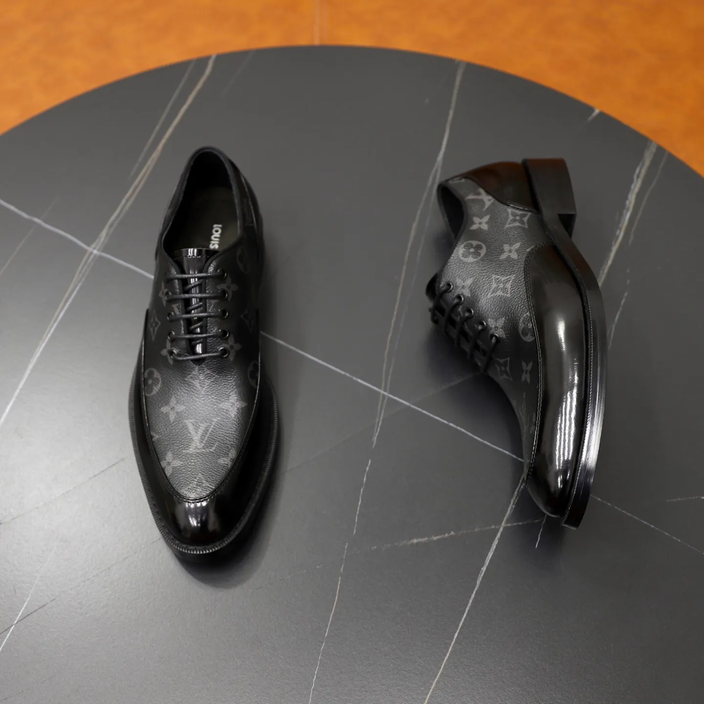 Men's shoes: 280🙅‍♂️🙅‍♂️🙅‍♂️Niuli Brand: LV Louis Vuitton Size: 39-44 (38, 45, 46 can be customized) Level: Counter classic Material: Original soft cowhide upper Comfortable cowhide lining Original lightweight outsole Style category: Formal business casual driving leather shoes Color: Color of the actual picture